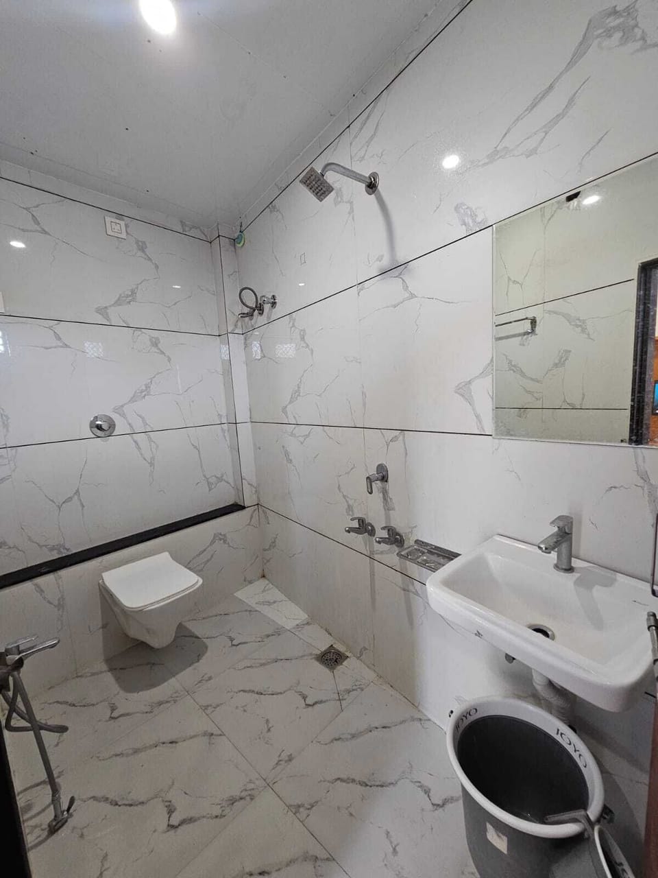 Deluxe Triple Room | Bathroom | Shower, free toiletries, towels, shampoo