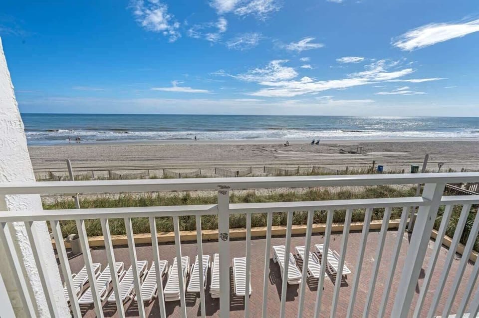 Balcony with Amazing Views of the Ocean