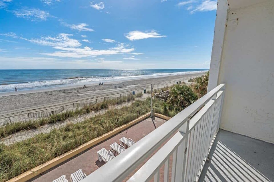 Balcony with Amazing Views of the Ocean