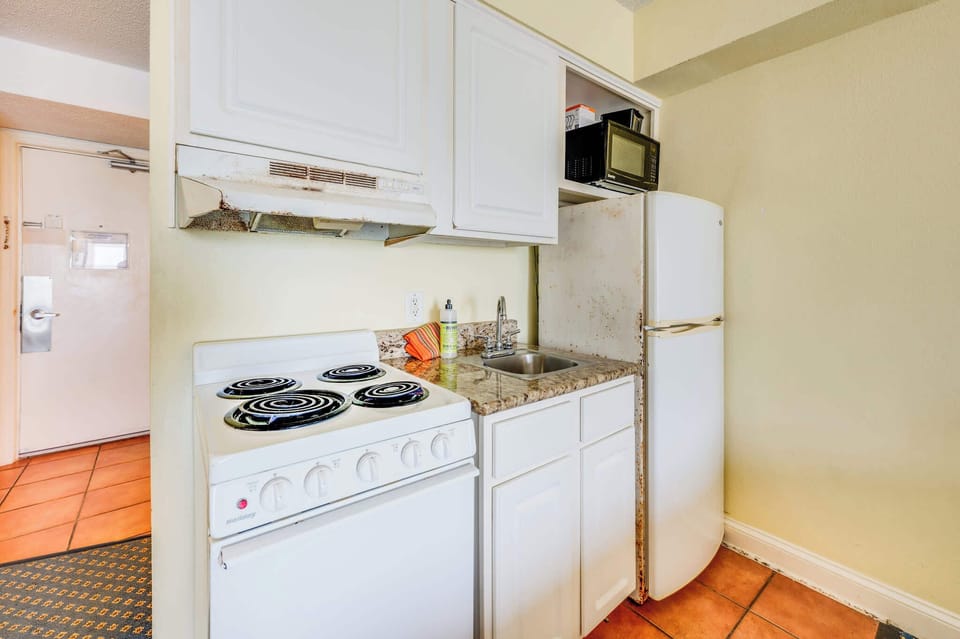 Kitchen w/ Essentials 🍳