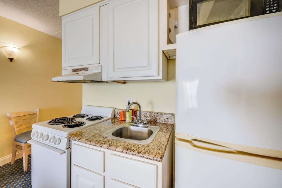 Kitchen w/ Essentials 🍳