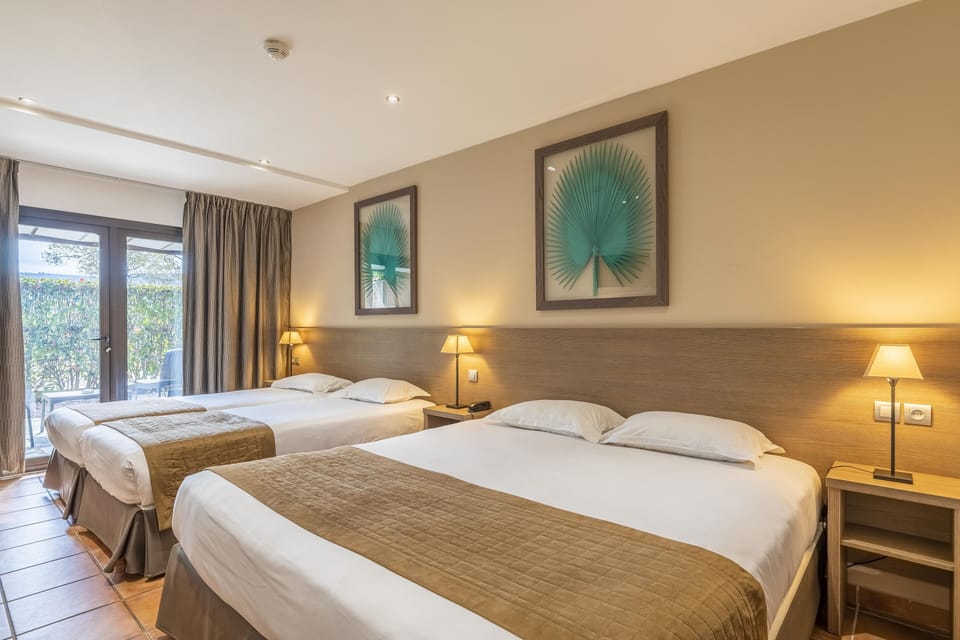 Family Room | In-room safe, desk, soundproofing, free WiFi