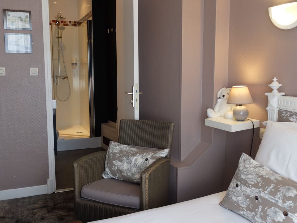 Junior Double Room | Bathroom | Shower, hair dryer, towels