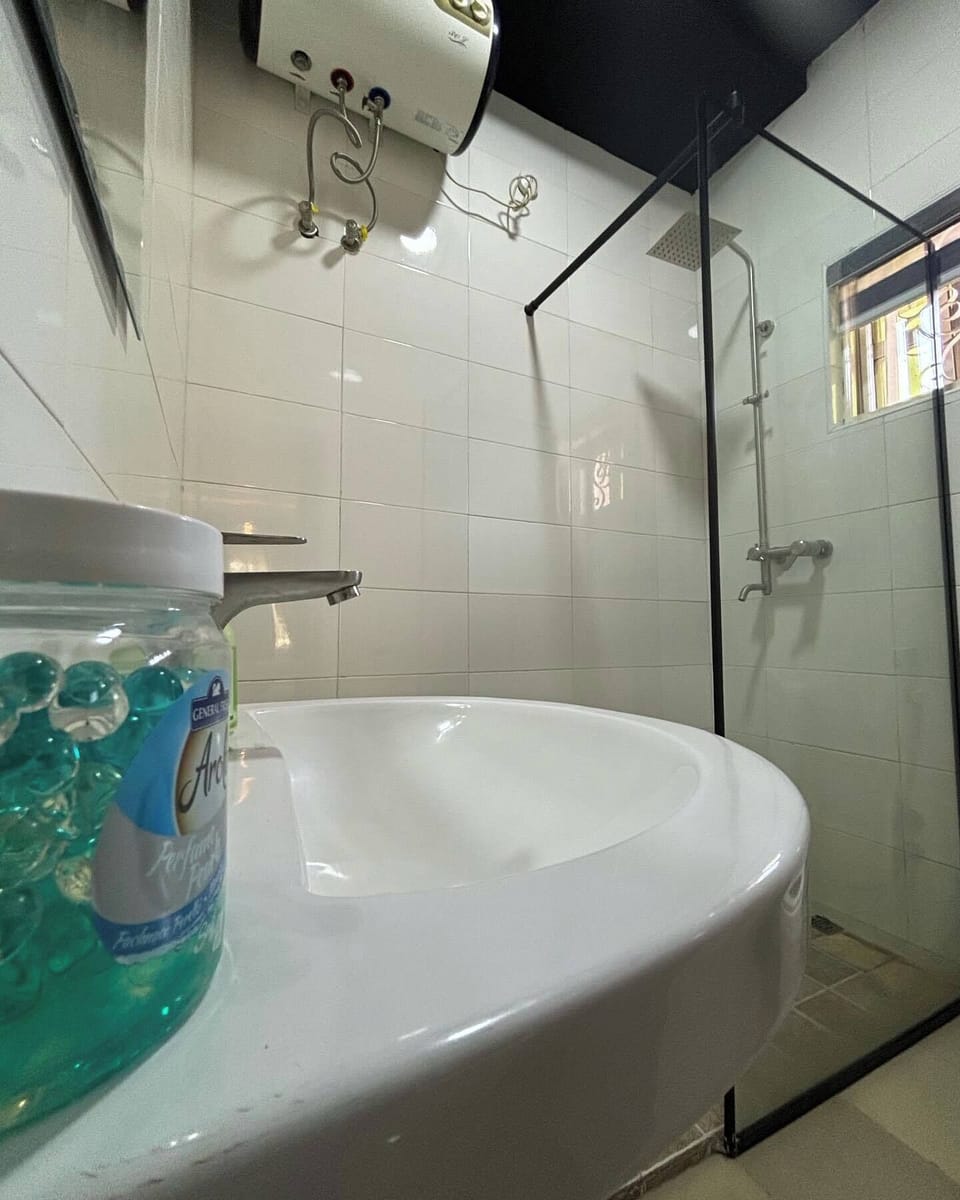 Deluxe Room, Balcony, City View | Bathroom | Free toiletries, towels, soap, shampoo