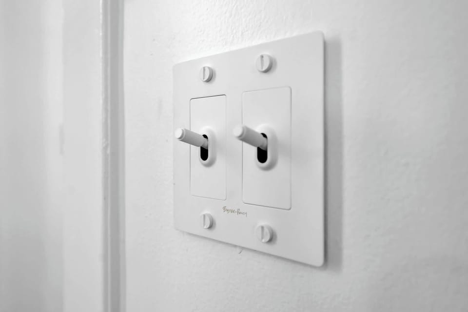 Bathroom: Sophisticated outlet designs.