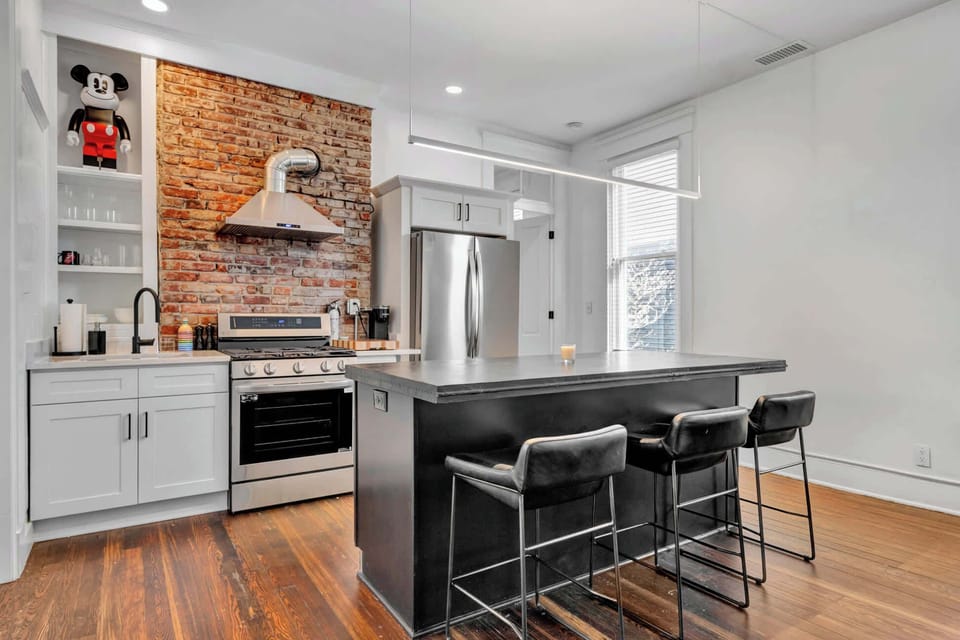 Kitchen: Stylish kitchen with a multifunctional kitchen counter doubling as a dining table, perfect for casual meals and social gatherings.