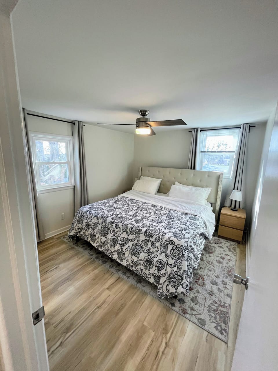 Upstairs bedroom (king)