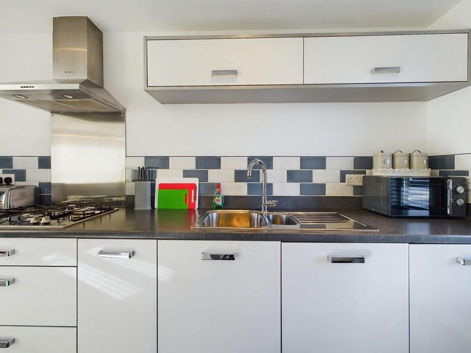 House | Private kitchen | Fridge, microwave, oven, stovetop