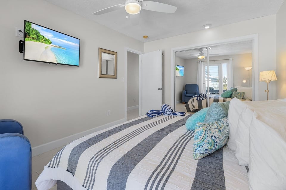 21591/3 Waterfront Duplex With Pool And Spa - Manor 4 Bedroom Home House in Estero Island