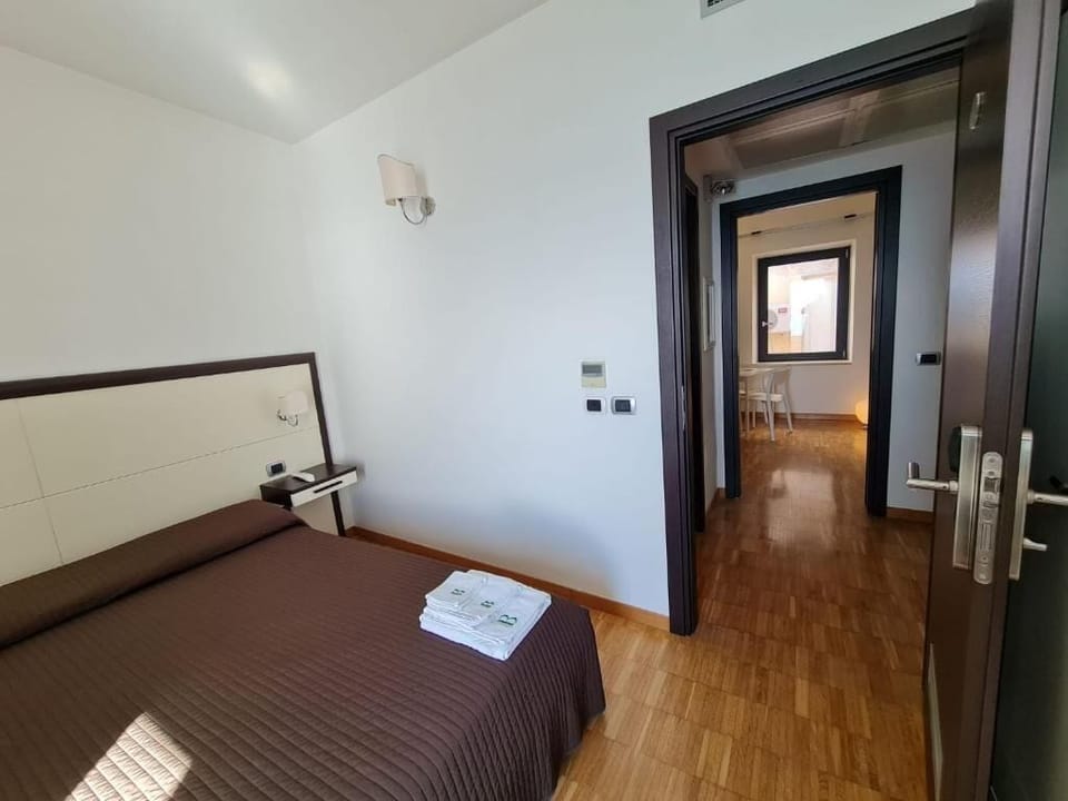Family Apartment | Desk, laptop workspace, free WiFi