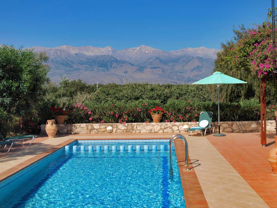 Uninterrupted views over the magnificent Lefka Ori Mountains