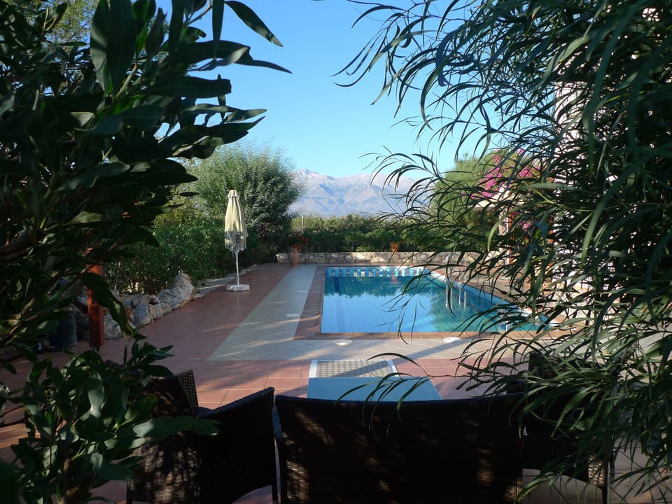 Uninterrupted views over the magnificent Lefka Ori Mountains 