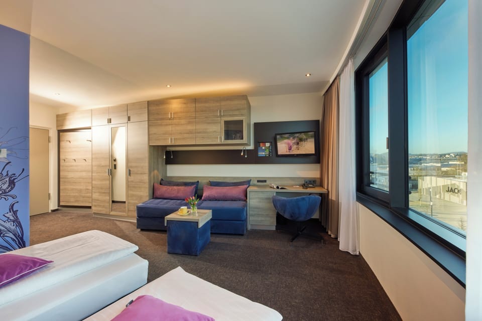 Hypo-allergenic bedding, in-room safe, desk, blackout drapes