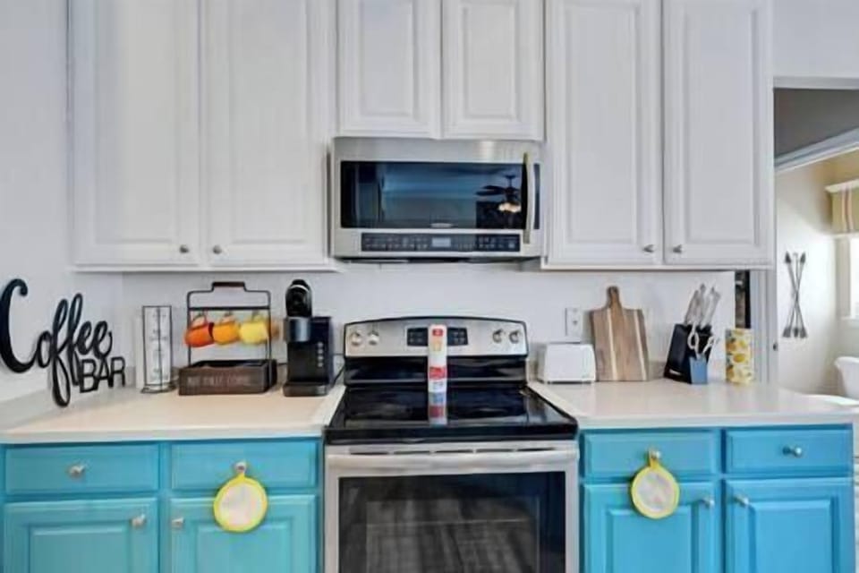 Fully equipped kitchen with modern appliances, perfect for cooking during your rental stay