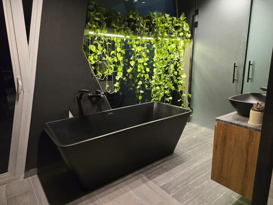 Deep soaking bathtub