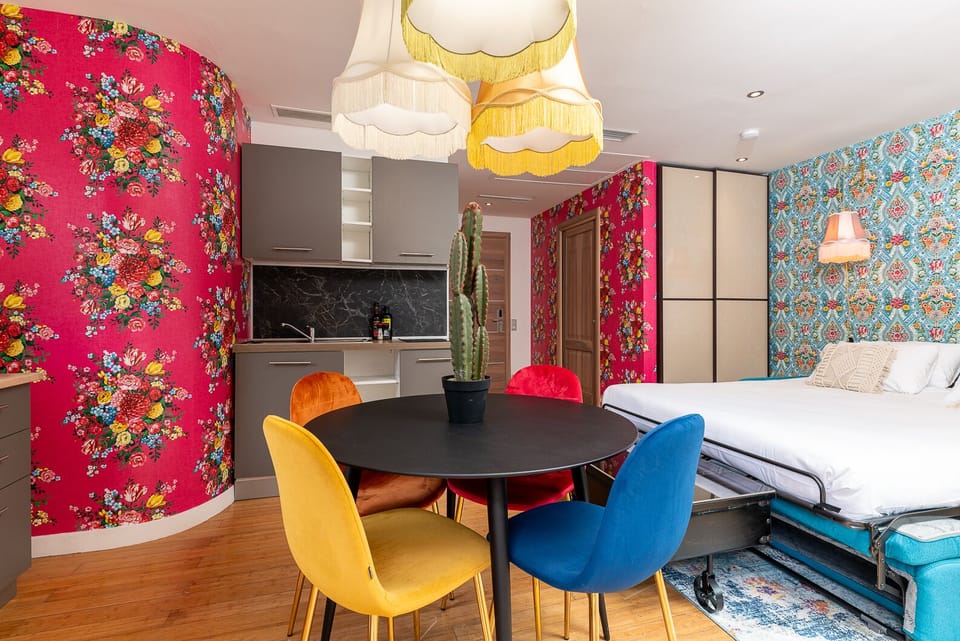 Luxury Studio, Ensuite (Bord de mer) | Shared kitchen | Fridge, oven, stovetop, espresso maker