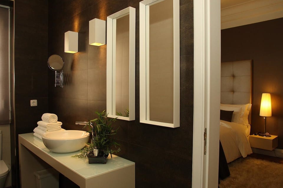 Standard Double Room | Bathroom | Shower, free toiletries, hair dryer, towels