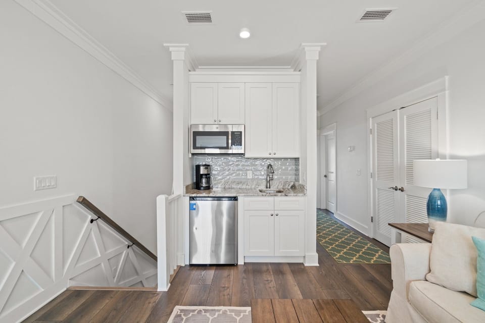 House, 5 Bedrooms, Partial Sea View | Private kitchenette | Full-size fridge, microwave, oven, stovetop