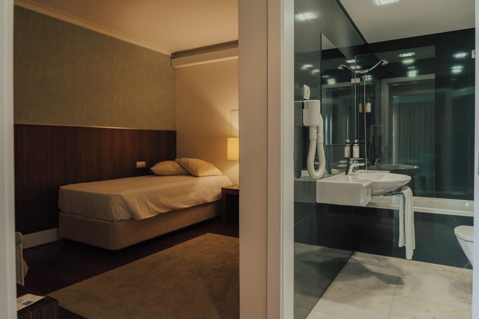 Superior Suite, Pool View (SUITE-SUPERIOR) | Soundproofing, iron/ironing board, free WiFi