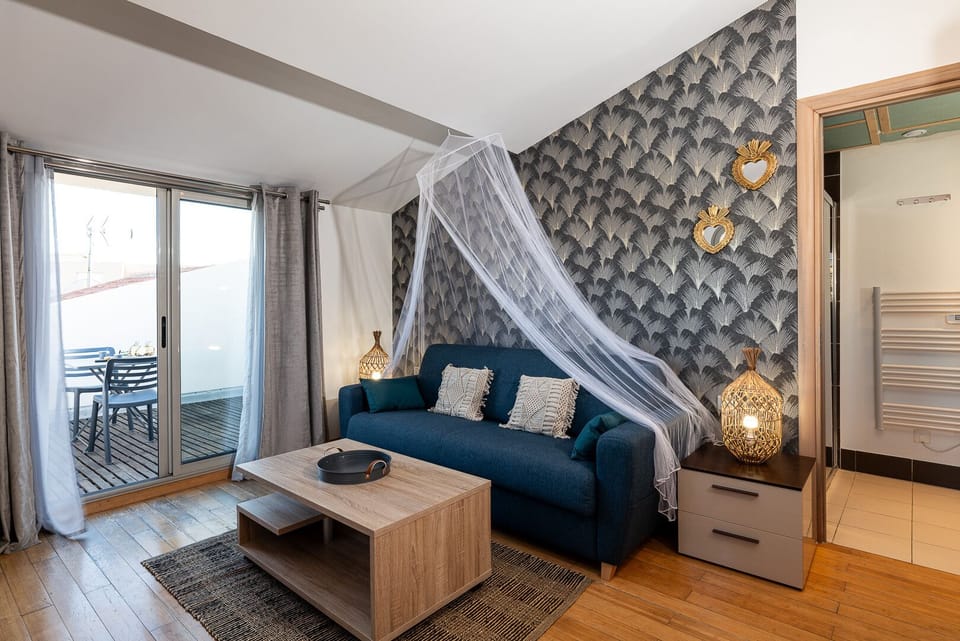 Romantic Studio, Ensuite, City View (Bord De Plage) | In-room safe, blackout drapes, soundproofing, iron/ironing board