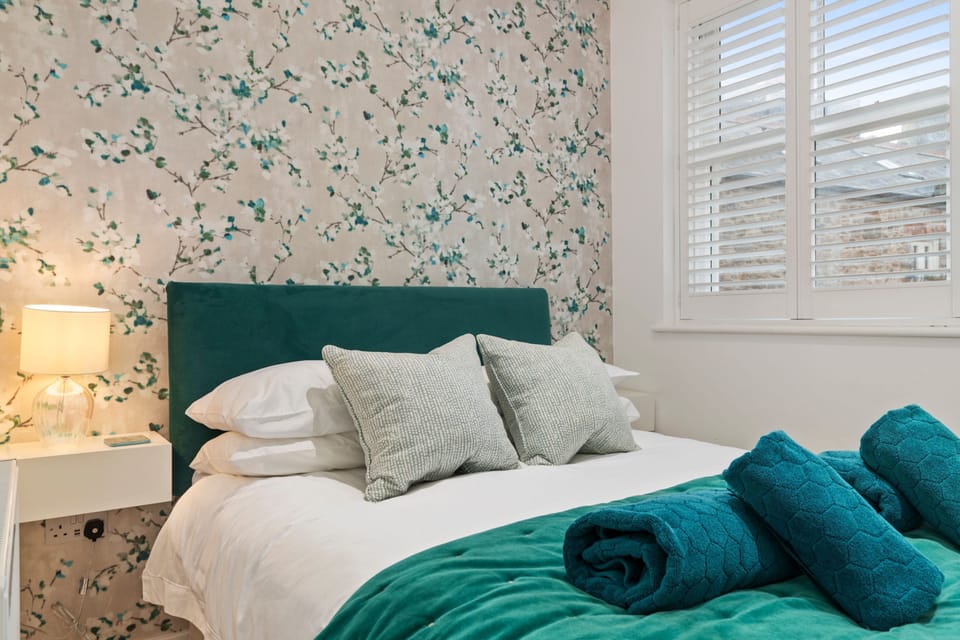 Azure - Sea Views Town Centre Apartment in Wales