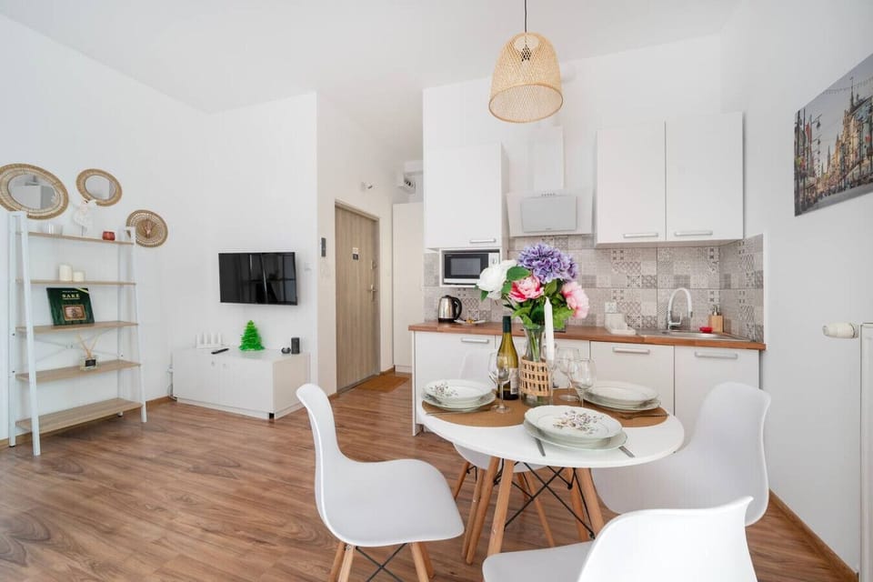 Kitchen with Microwave; Dining Area | Book Now with RENTUJEMY.COM