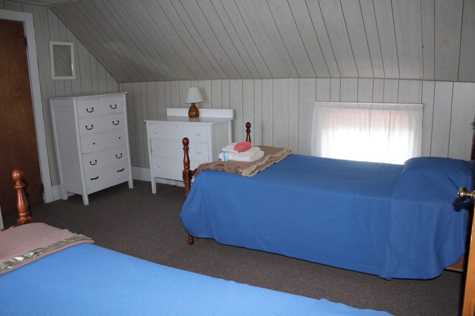 Twin Bedroom