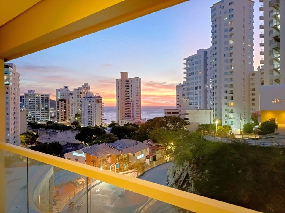 Balcón amoblado con vistas al mar/atardecer