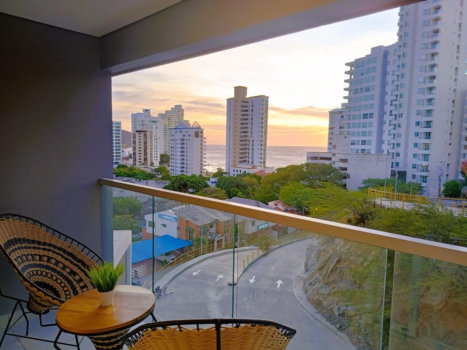 Balcón amoblado con vistas al mar/atardecer