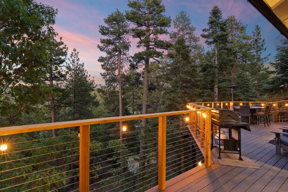 This deck is the spot to be! You get amazing views of the mountains – perfect for spotting birds. Gather around the fire pit, fire up the grill, and chill with your crew. The cool mountain air makes it the ideal spot to hang out.