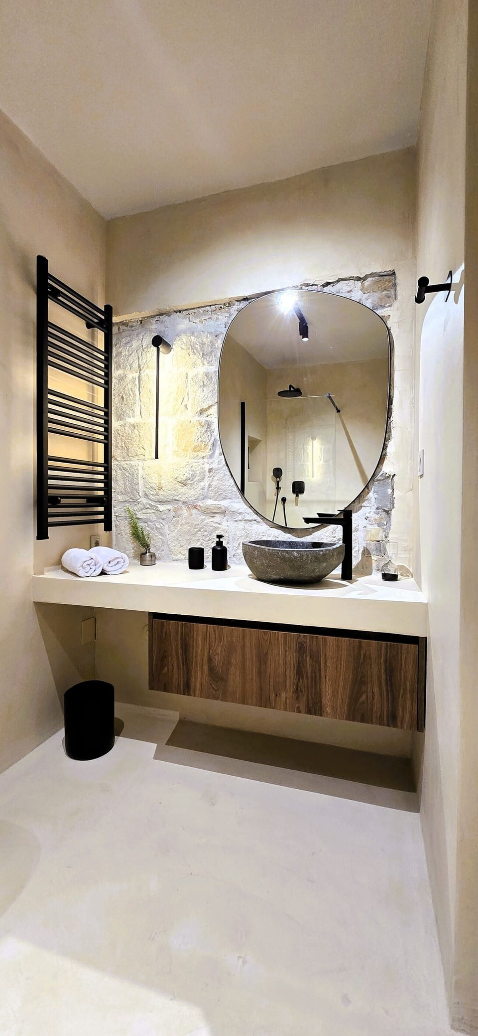 Luxury Double Room, 1 Queen Bed | Bathroom | Shower, free toiletries, hair dryer, towels
