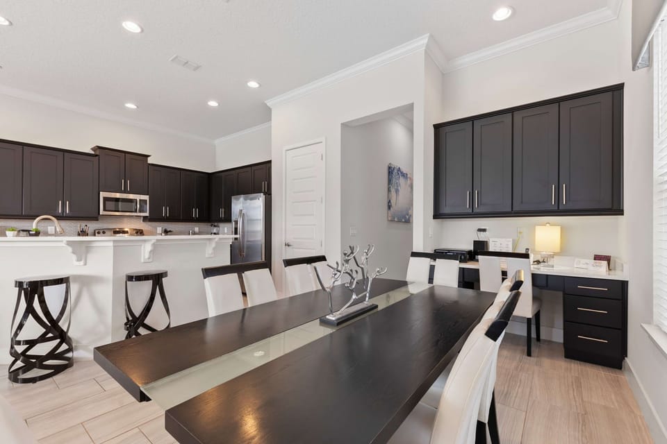 Breakfast bar for added seating and quick meals on the go. 