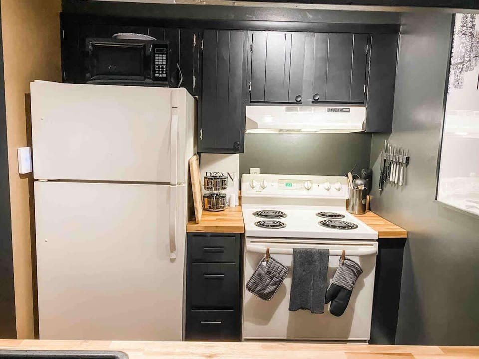 all appliances inlcuding microwave, toaster & washer/dryer in the condo. 