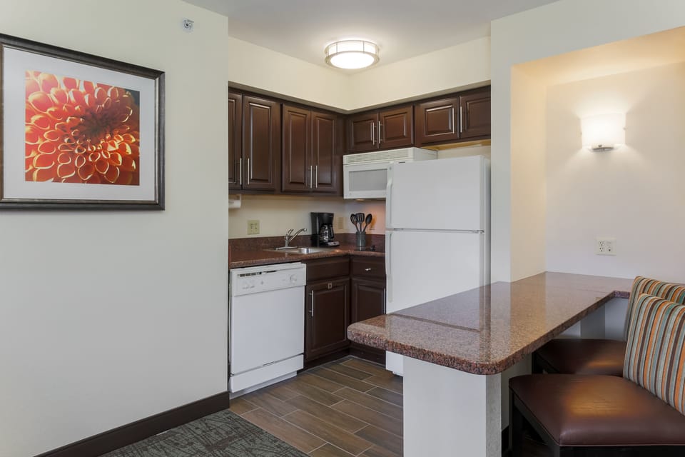 Full-size fridge, microwave, stovetop, dishwasher