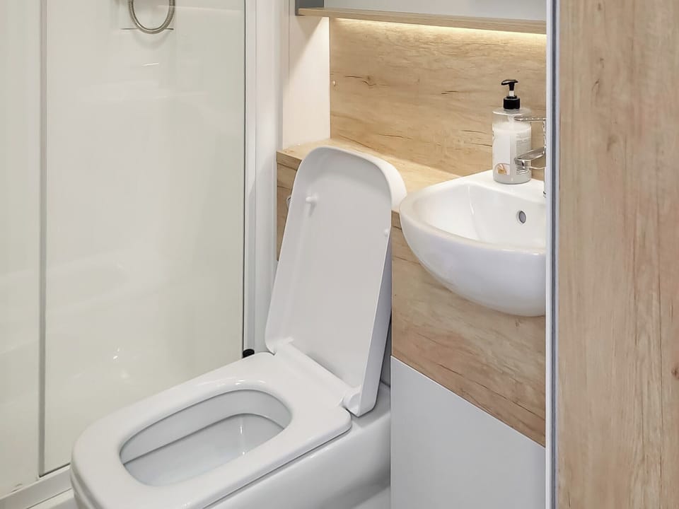 Bathroom | Brook Retreat, Tremadog