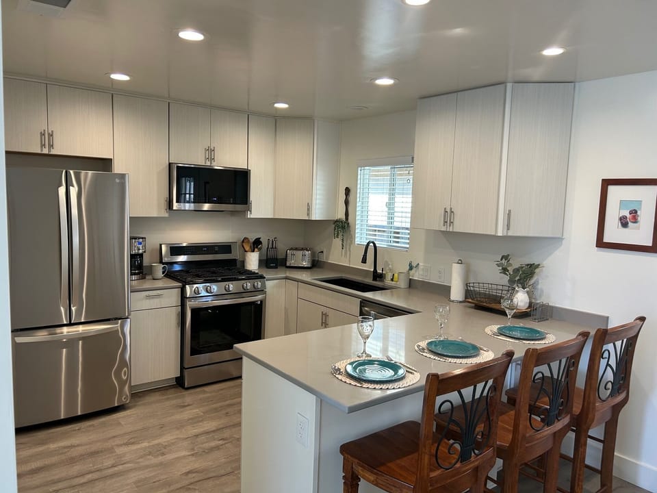 Full kitchen with eat counter