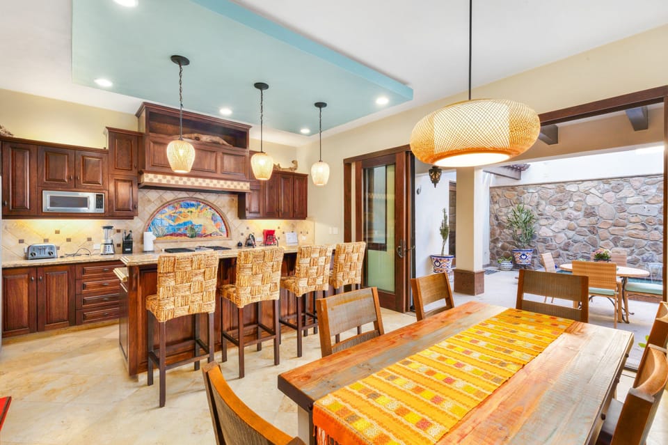 Dinning Room 6 seaters With view to the kitchen / AC.