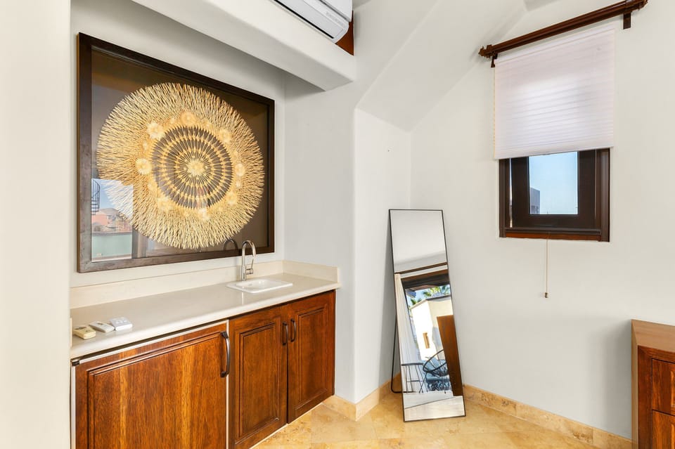 Master Bedroom King bed / TV / AC / Celling Fan / Full bath.