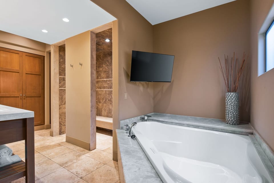 Luxury Suite, Hot Tub, Pool View | Private spa tub