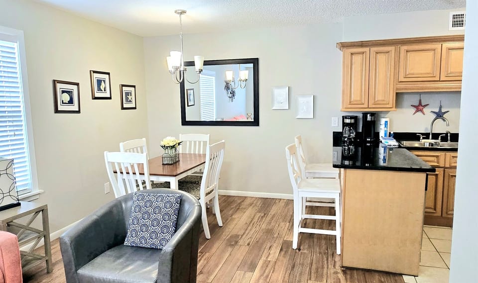Dining area with seating of 6