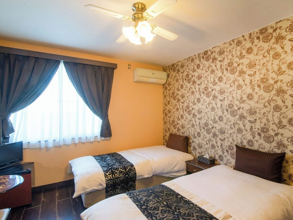 ・[Birds Chirping: Twin Room] Bed made by France Bed