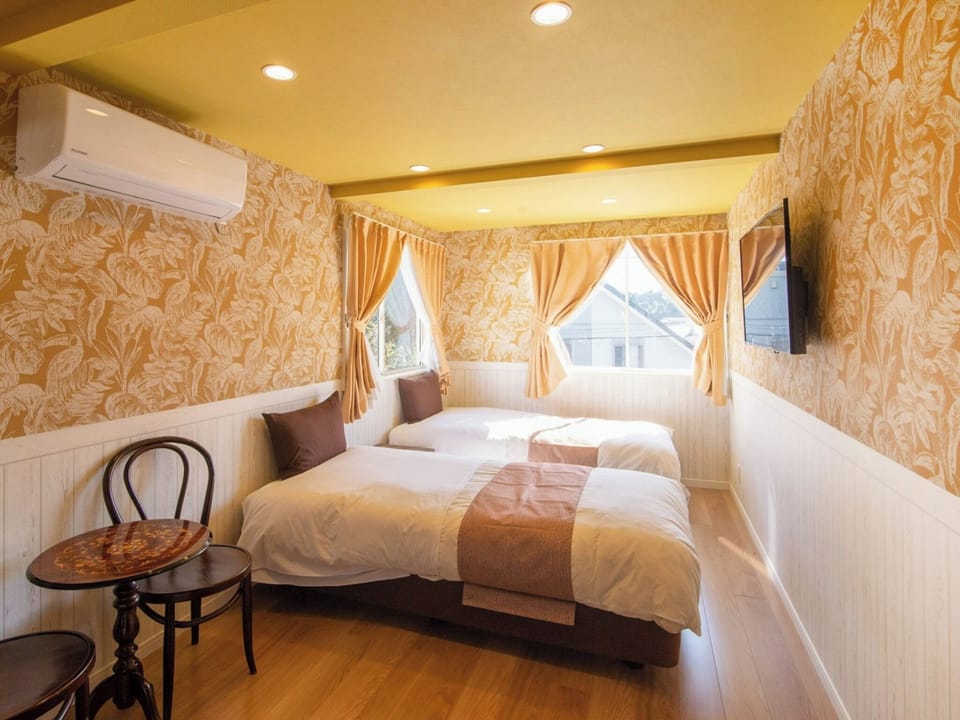 ・[Birds Chirping: Twin Room] A room decorated with tropical plants