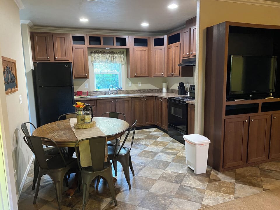 updated eat in kitchen with seating for 6