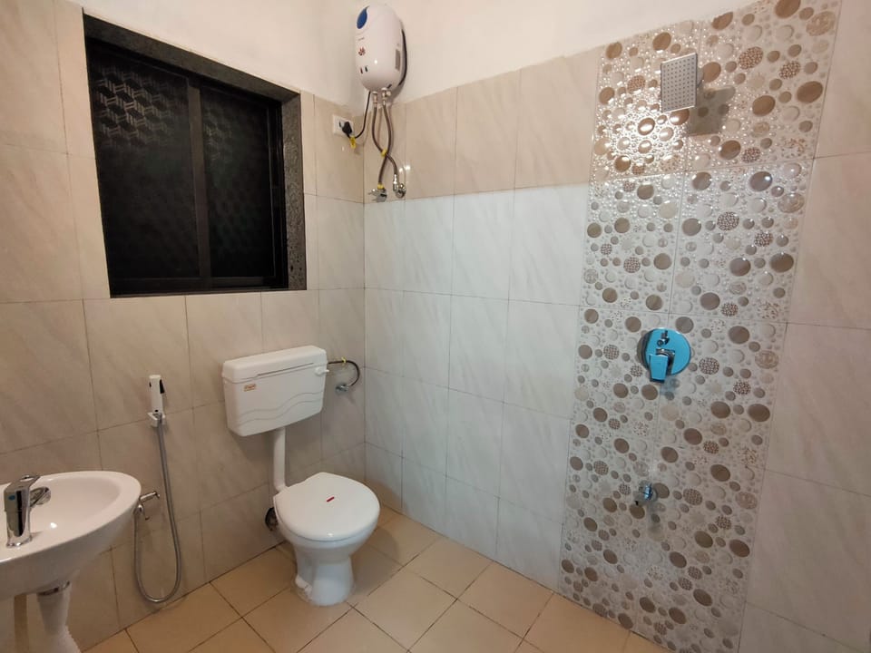 Shower, free toiletries, bidet, towels