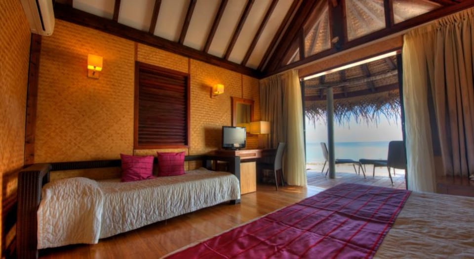 Lagoon Bungalow | Minibar, in-room safe, desk, blackout drapes
