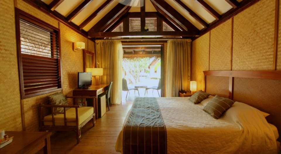 Premium Garden Bungalow | Minibar, in-room safe, desk, blackout drapes