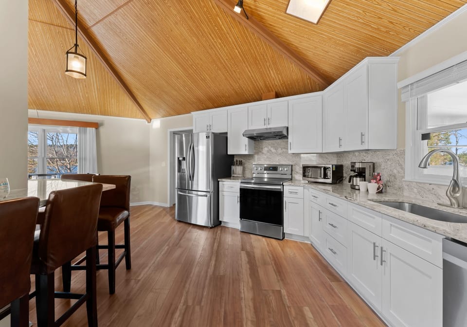 Full stocked kitchen to prep all your group meals. 