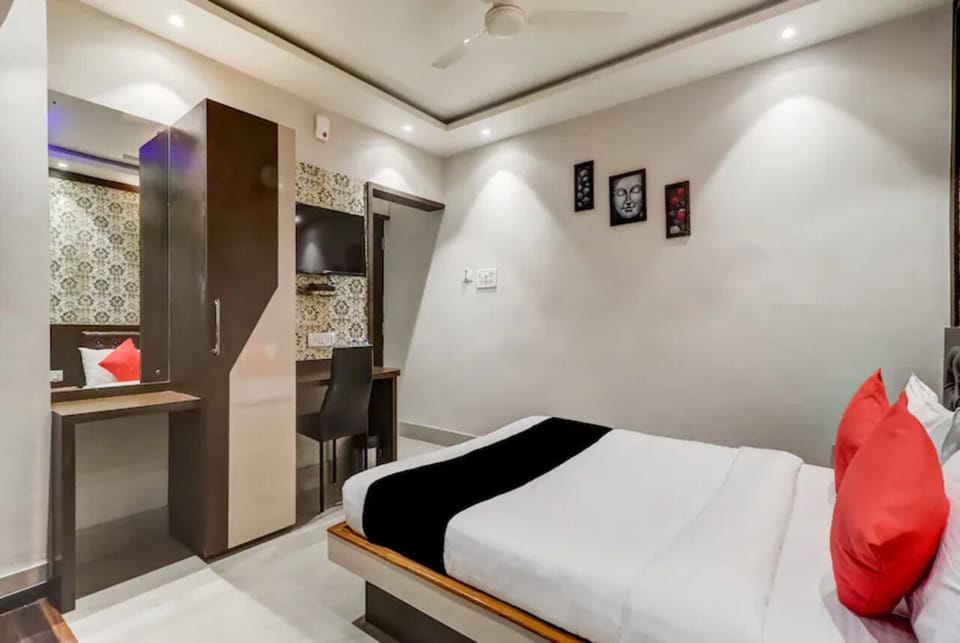 Premium bedding, down comforters, Select Comfort beds, desk