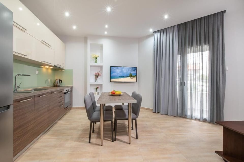 Deluxe Apartment, City View | Private kitchen | Electric kettle
