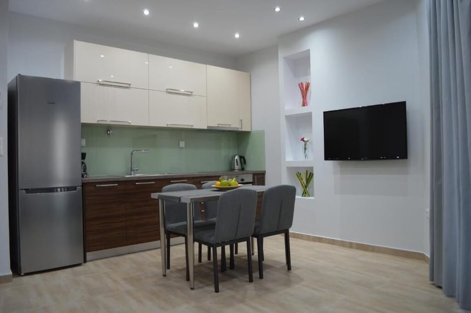 Deluxe Apartment, City View | Private kitchen | Electric kettle